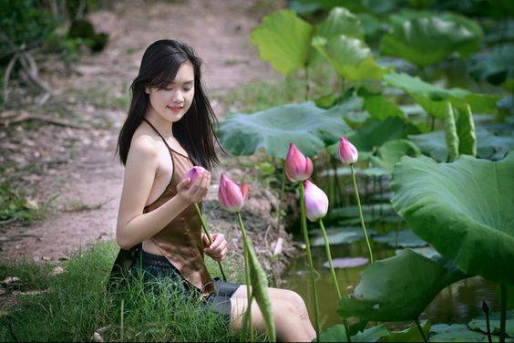 夏天超漂亮的荷花美女图片，荷花合照姿势演示！_1