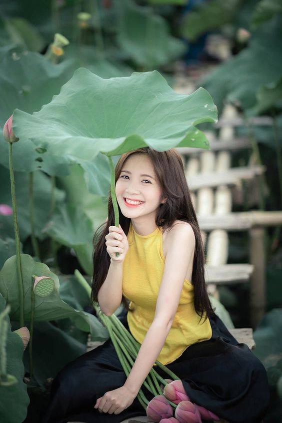夏天超漂亮的荷花美女图片，荷花合照姿势演示！_3