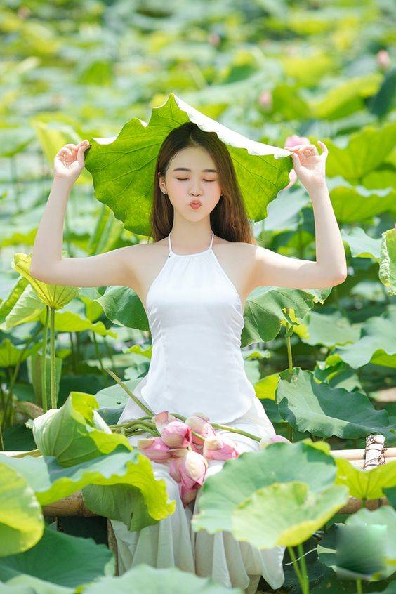 夏天超漂亮的荷花美女图片，荷花合照姿势演示！_5