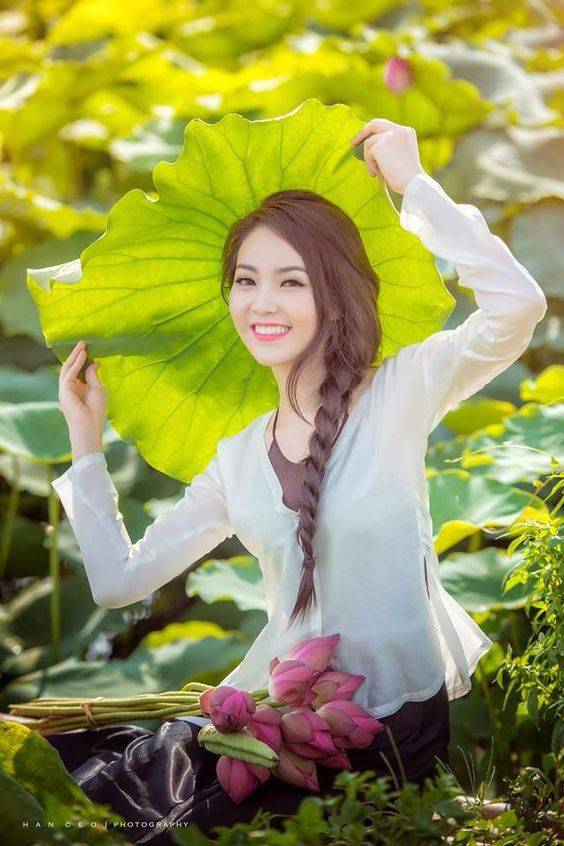 夏天超漂亮的荷花美女图片，荷花合照姿势演示！_6