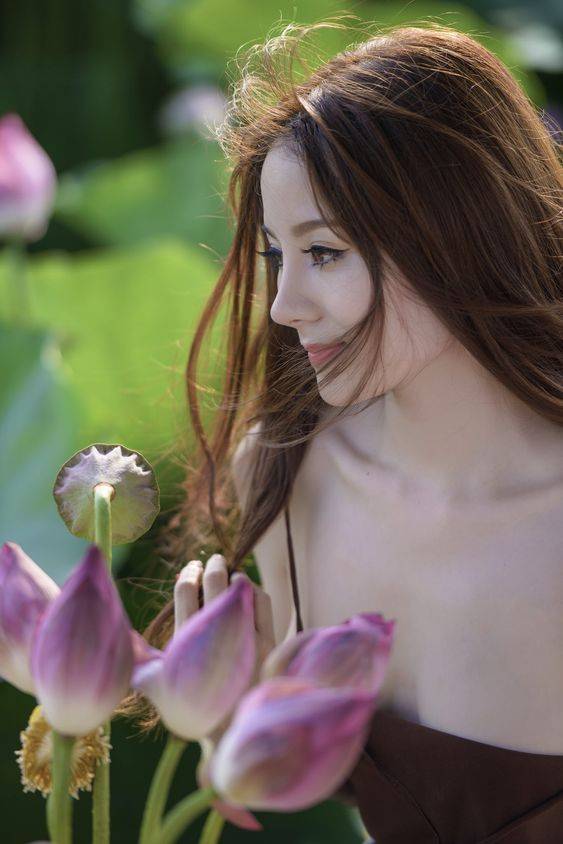 夏天超漂亮的荷花美女图片，荷花合照姿势演示！_9