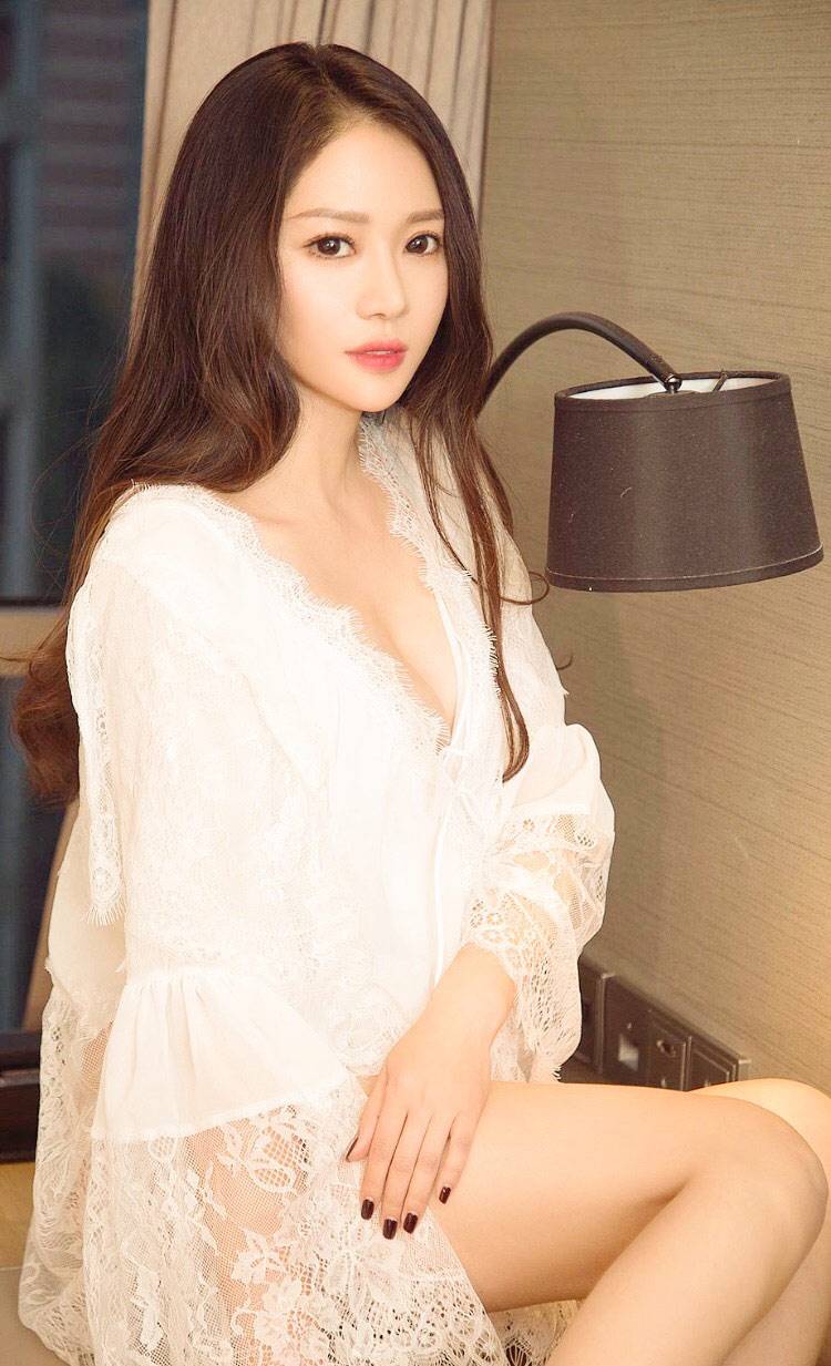 90后白色蕾丝雪纺睡衣美女图片写真精选_1