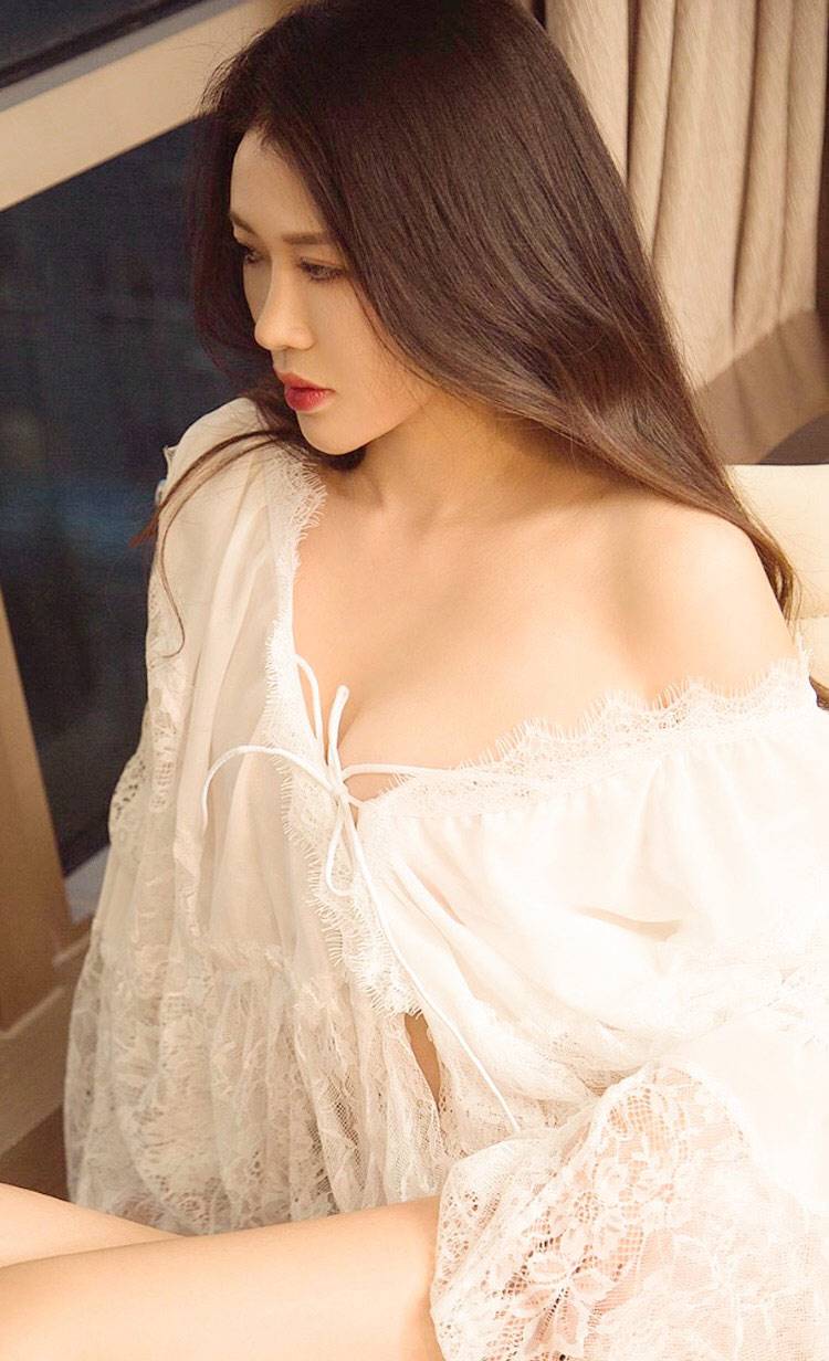 90后白色蕾丝雪纺睡衣美女图片写真精选_3