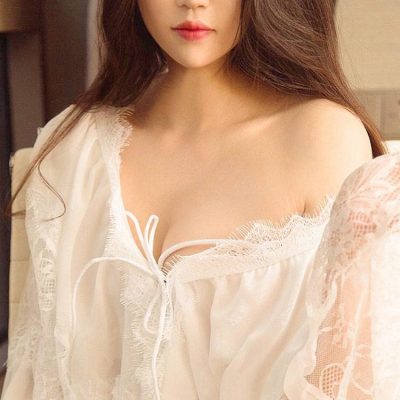 90后白色蕾丝雪纺睡衣美女图片写真精选