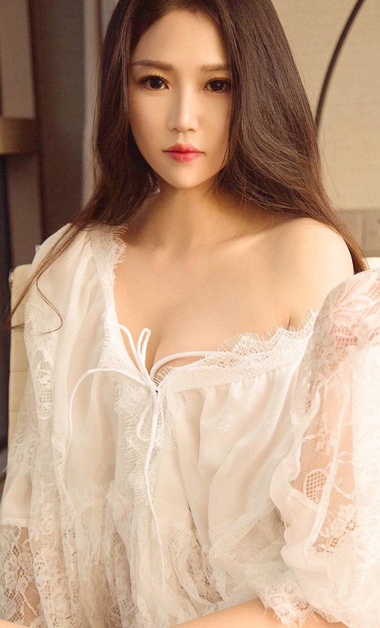 90后白色蕾丝雪纺睡衣美女图片写真精选_4