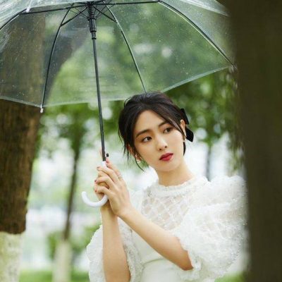 撑着雨伞的美女唯美图片精选
