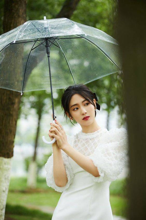撑着雨伞的美女唯美图片精选_2