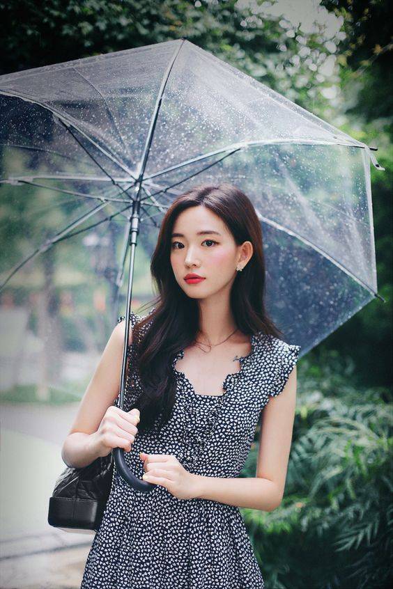 撑着雨伞的美女唯美图片精选_1