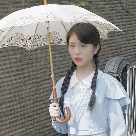 撑着雨伞的美女唯美图片精选_5