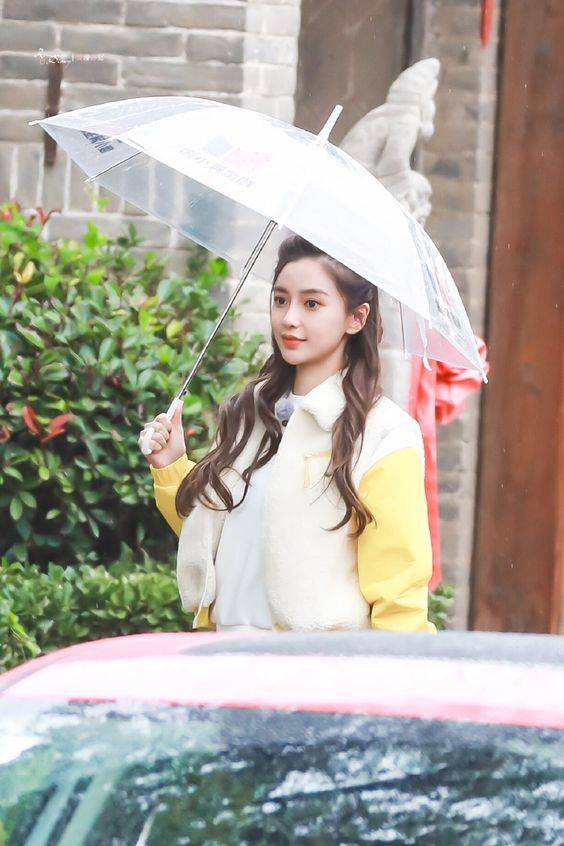 撑着雨伞的美女唯美图片精选_6