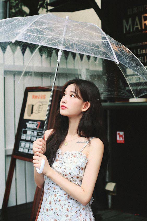 撑着雨伞的美女唯美图片精选_7
