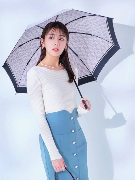 撑着雨伞的美女唯美图片精选_8