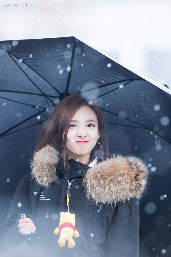 雪中打伞的女孩唯美图片精选_6
