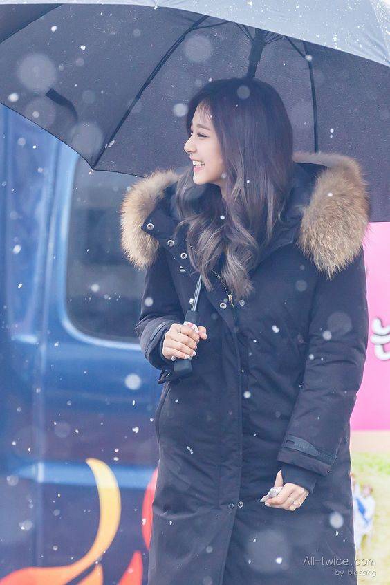 雪中打伞的女孩唯美图片精选_7