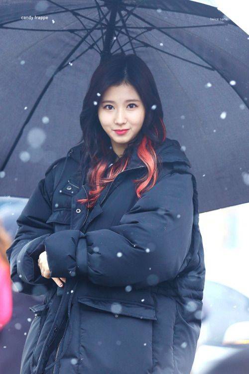 雪中打伞的女孩唯美图片精选_9