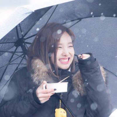 雪中打伞的女孩唯美图片精选