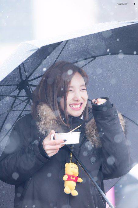 雪中打伞的女孩唯美图片精选_10