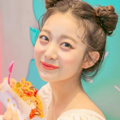 可爱双丸子头高颜值美女图片