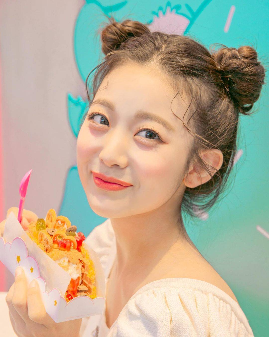 可爱双丸子头高颜值美女图片_1
