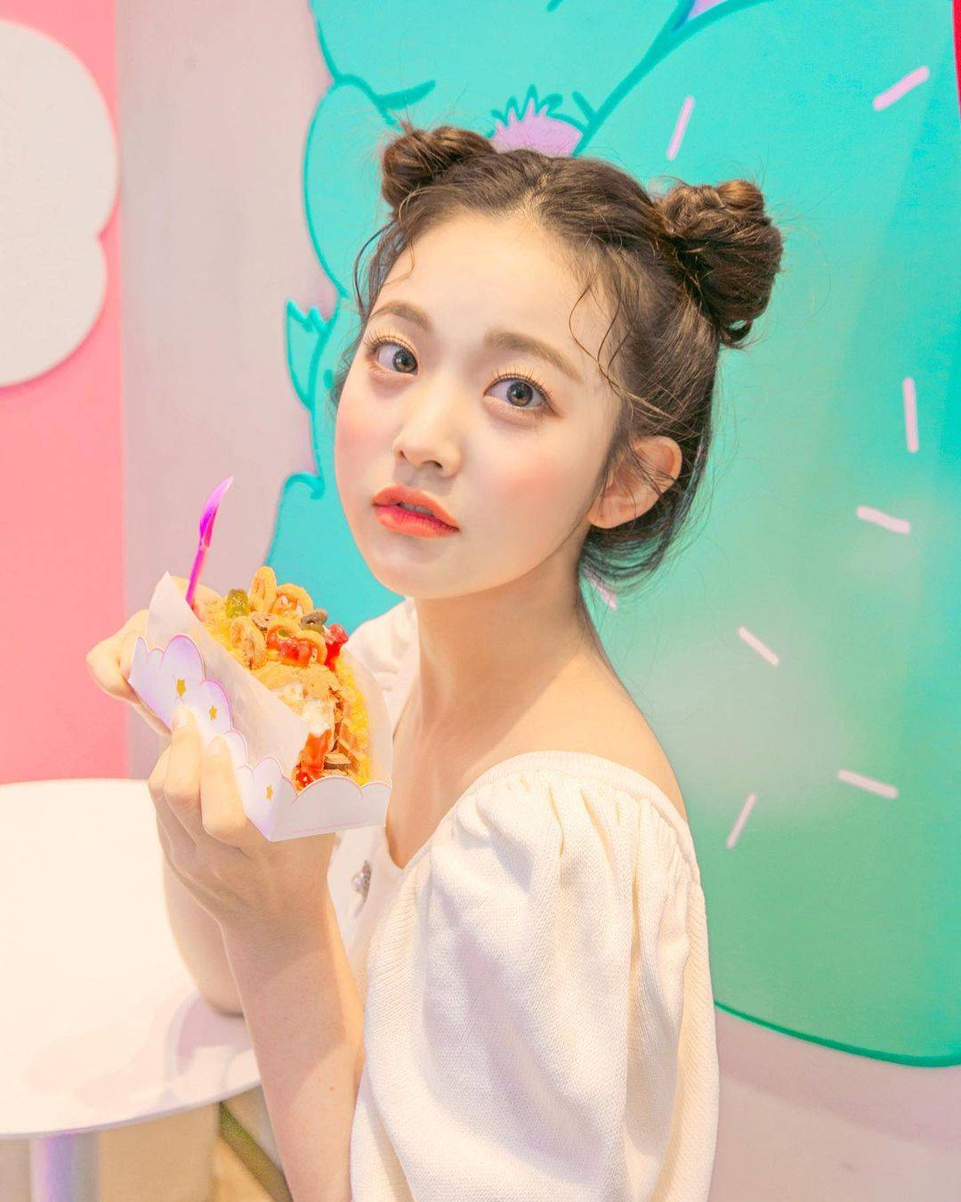 可爱双丸子头高颜值美女图片_2