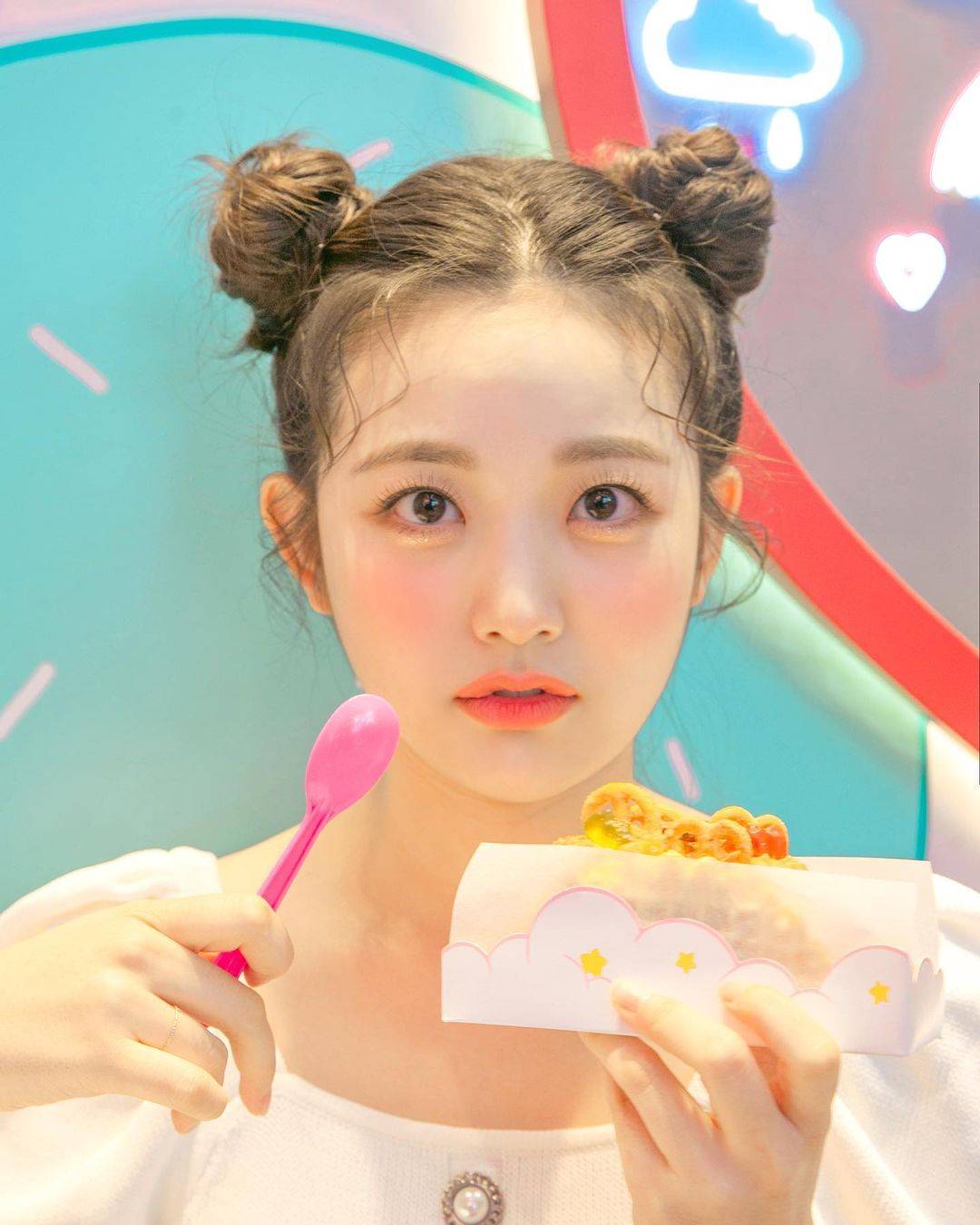 可爱双丸子头高颜值美女图片_3