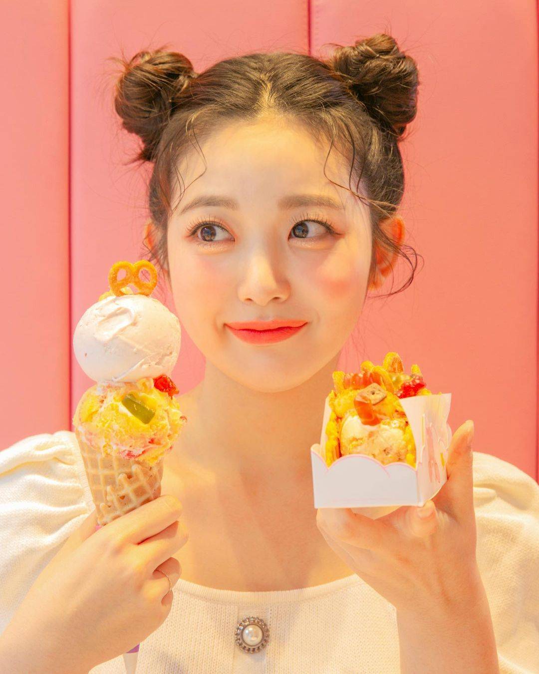 可爱双丸子头高颜值美女图片_4
