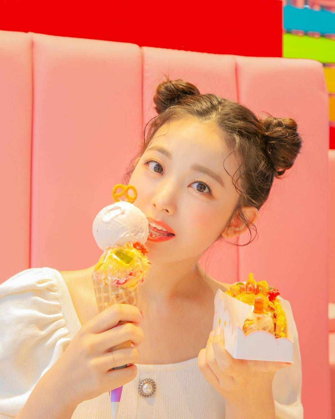 可爱双丸子头高颜值美女图片_5