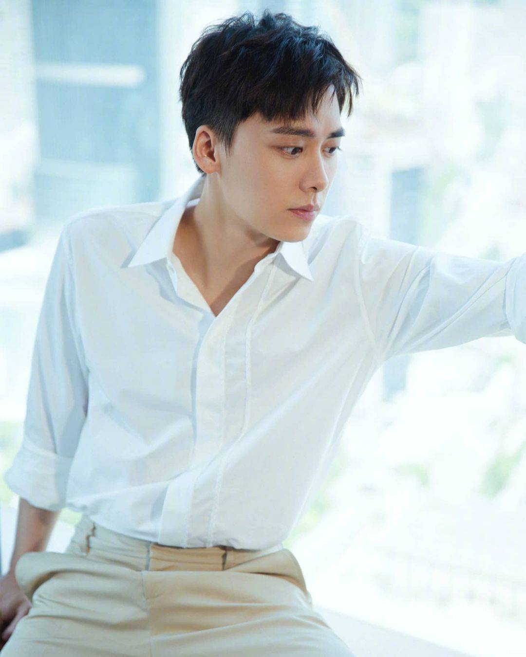 帅气男星李易峰白衬衫高清图片精选_5