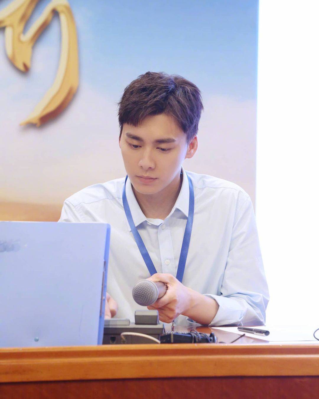 帅气男星李易峰白衬衫高清图片精选_6