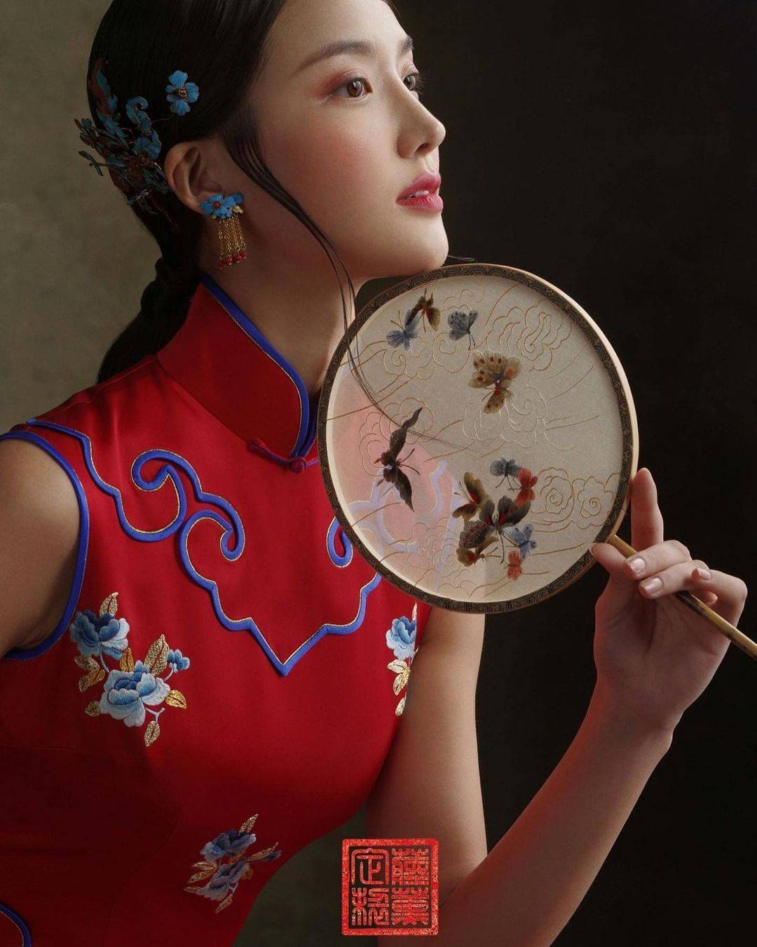 古风唯美旗袍美女图片，三蓝绣百花如意云头旗袍！_1
