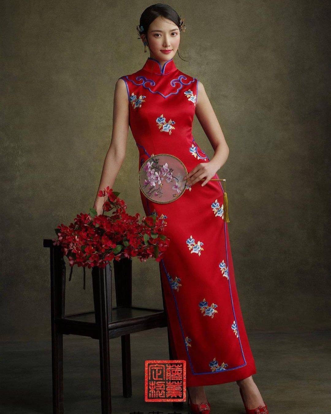古风唯美旗袍美女图片，三蓝绣百花如意云头旗袍！_2