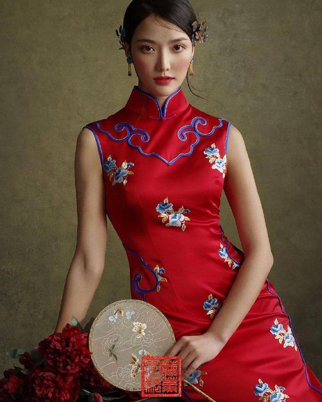 古风唯美旗袍美女图片，三蓝绣百花如意云头旗袍！_3