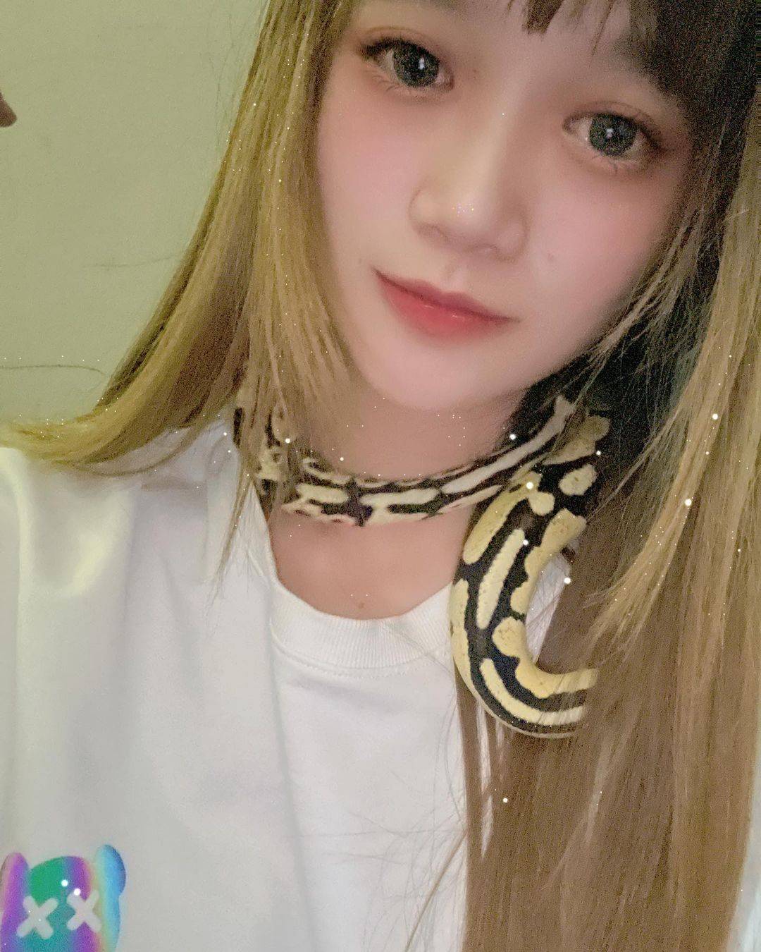 美女和蟒蛇图片，蟒蛇缠女人摄影照片_2