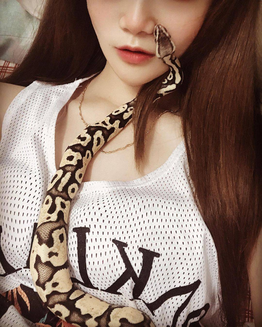 美女和蟒蛇图片，蟒蛇缠女人摄影照片_3