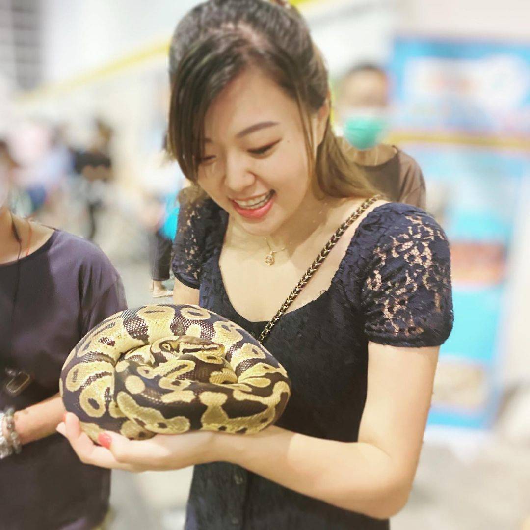 美女和蟒蛇图片，蟒蛇缠女人摄影照片_4