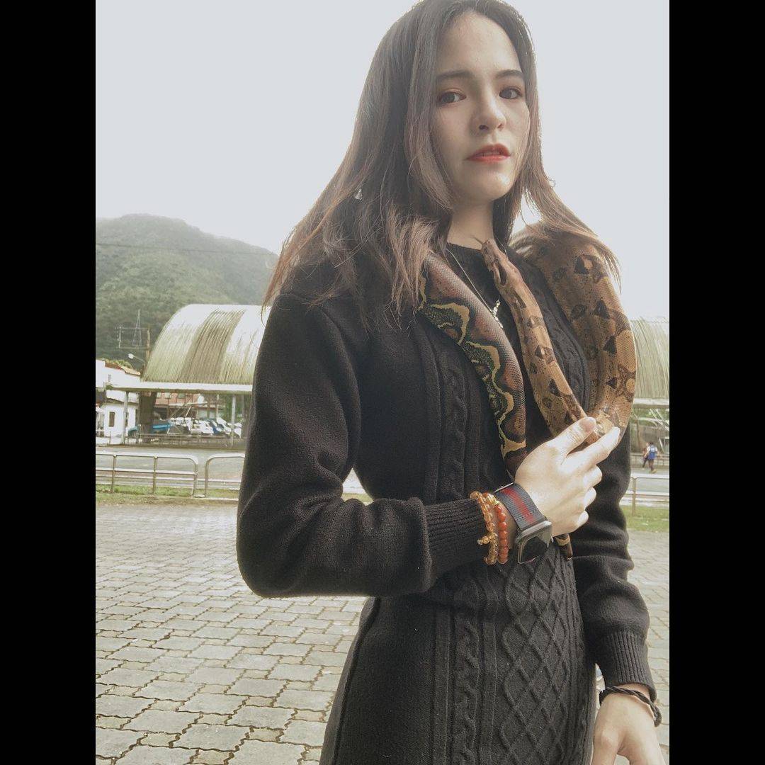 美女和蟒蛇图片，蟒蛇缠女人摄影照片_6
