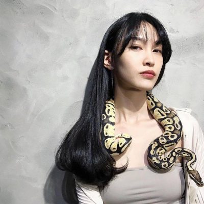 美女和蟒蛇图片，蟒蛇缠女人摄影照片