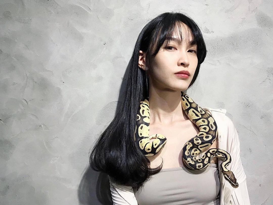 美女和蟒蛇图片，蟒蛇缠女人摄影照片_8