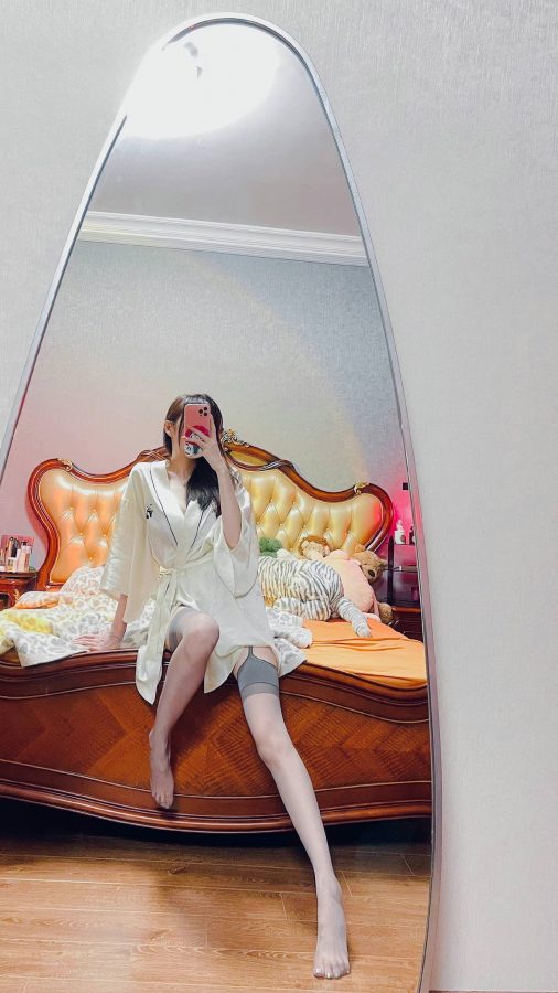 美女睡衣穿搭丝袜对镜自拍图片_5