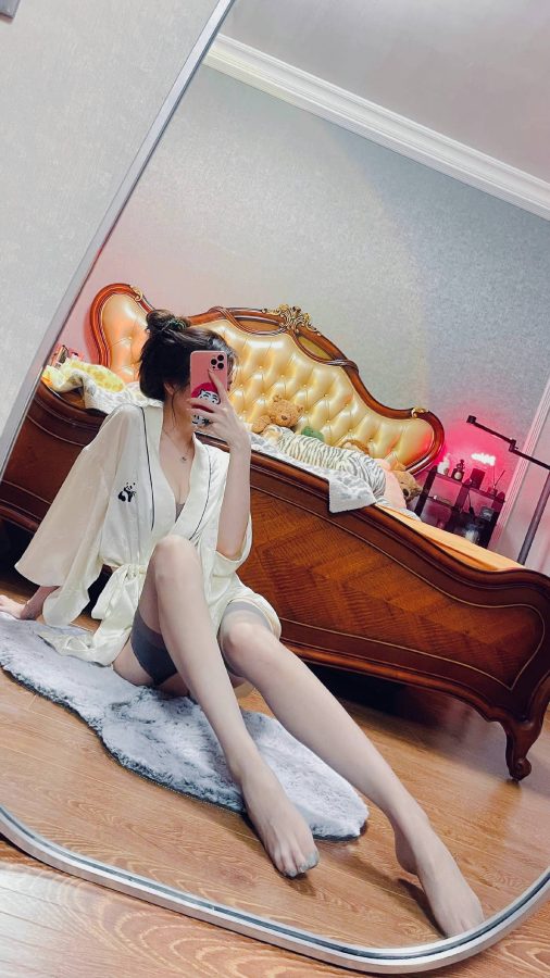 美女睡衣穿搭丝袜对镜自拍图片_4