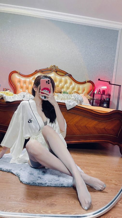美女睡衣穿搭丝袜对镜自拍图片_2