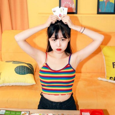 穿彩红背心的彩虹女孩图片
