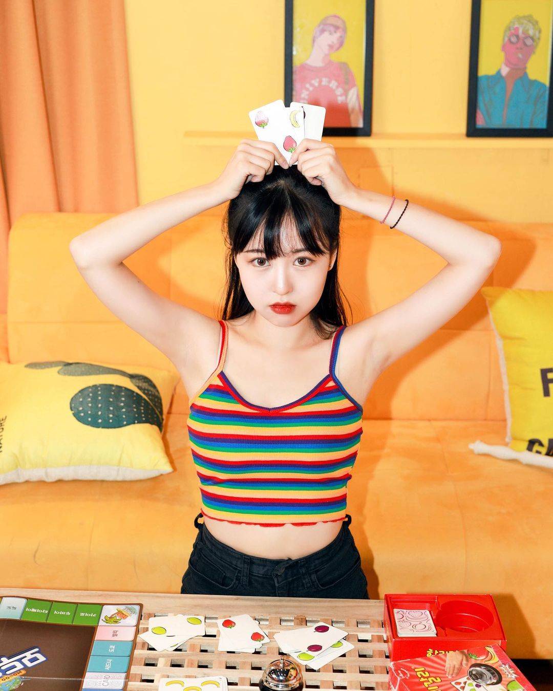 穿彩红背心的彩虹女孩图片_1