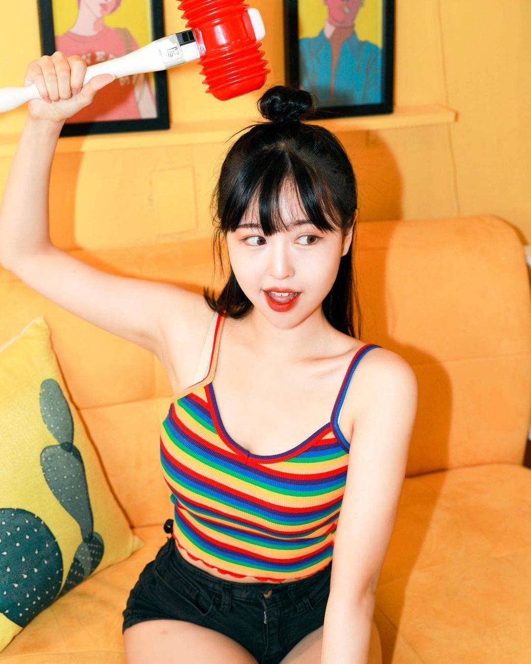 穿彩红背心的彩虹女孩图片_2