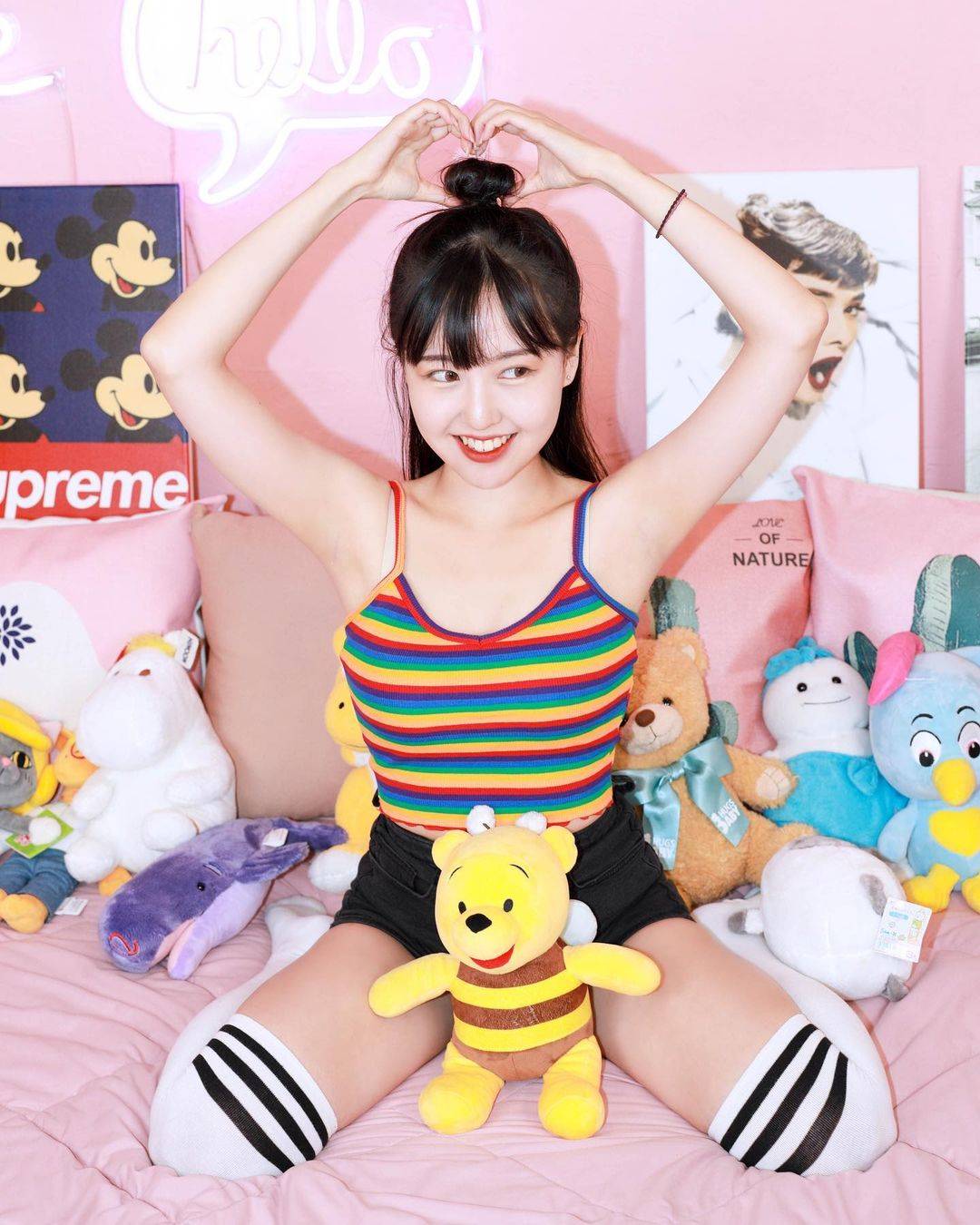 穿彩红背心的彩虹女孩图片_3