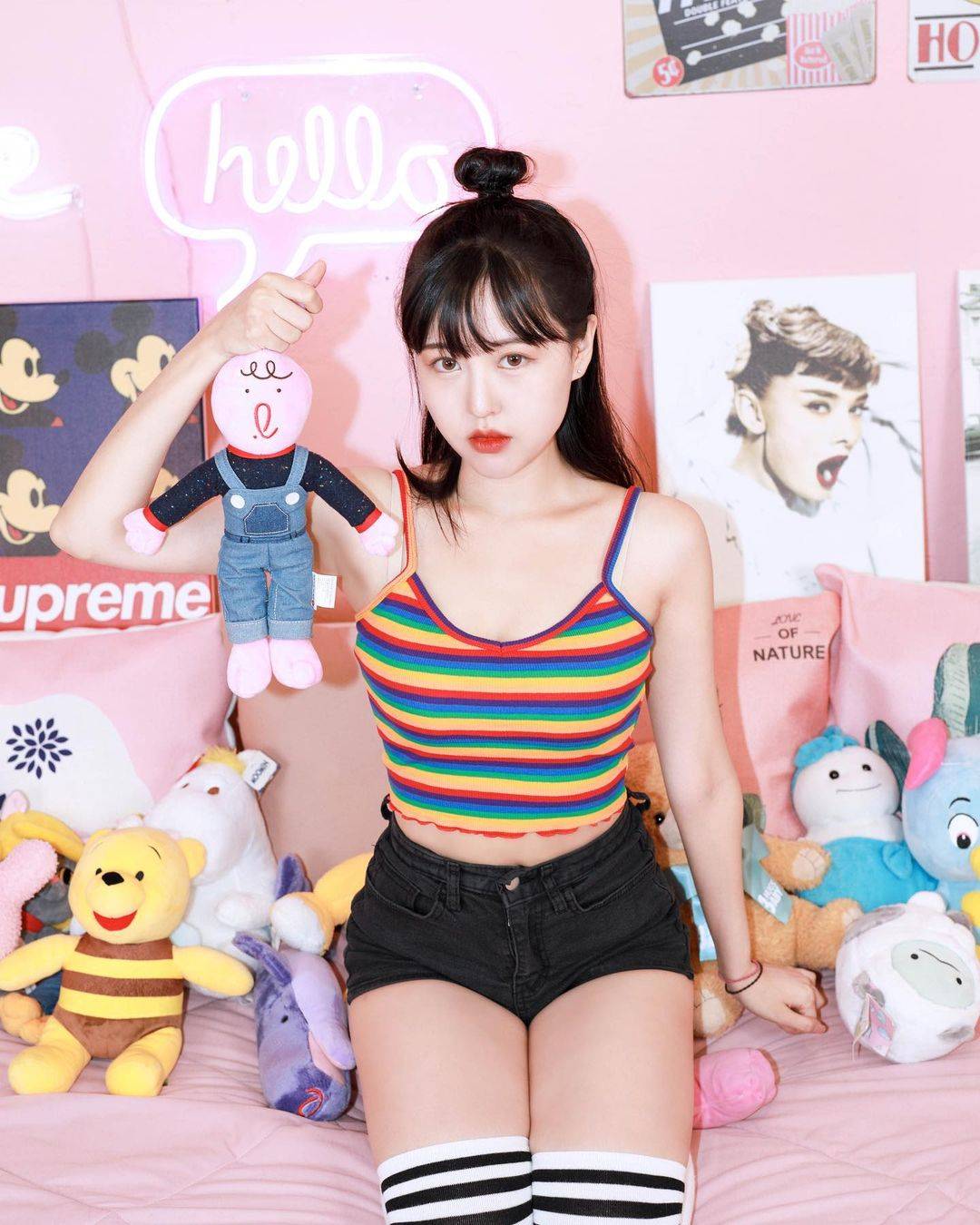 穿彩红背心的彩虹女孩图片_4