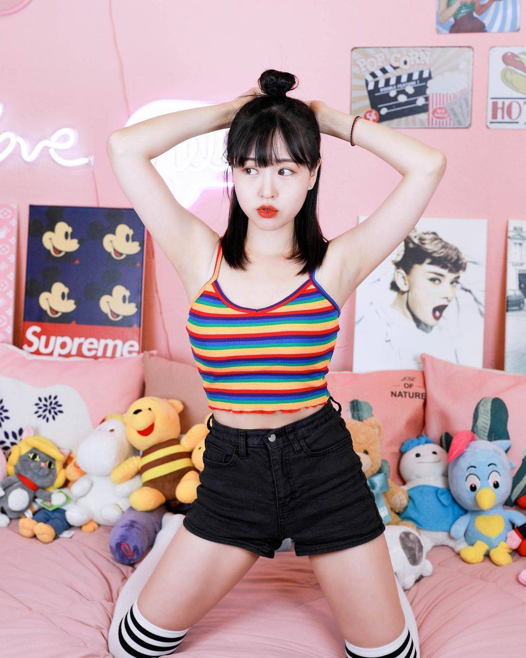 穿彩红背心的彩虹女孩图片_5