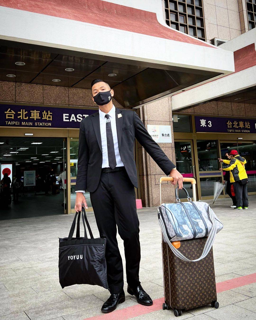 黑人陈建州超帅西装照图片精选_2