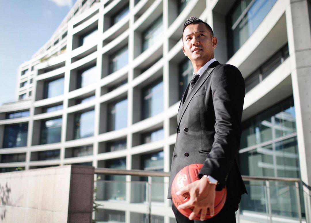黑人陈建州超帅西装照图片精选_3