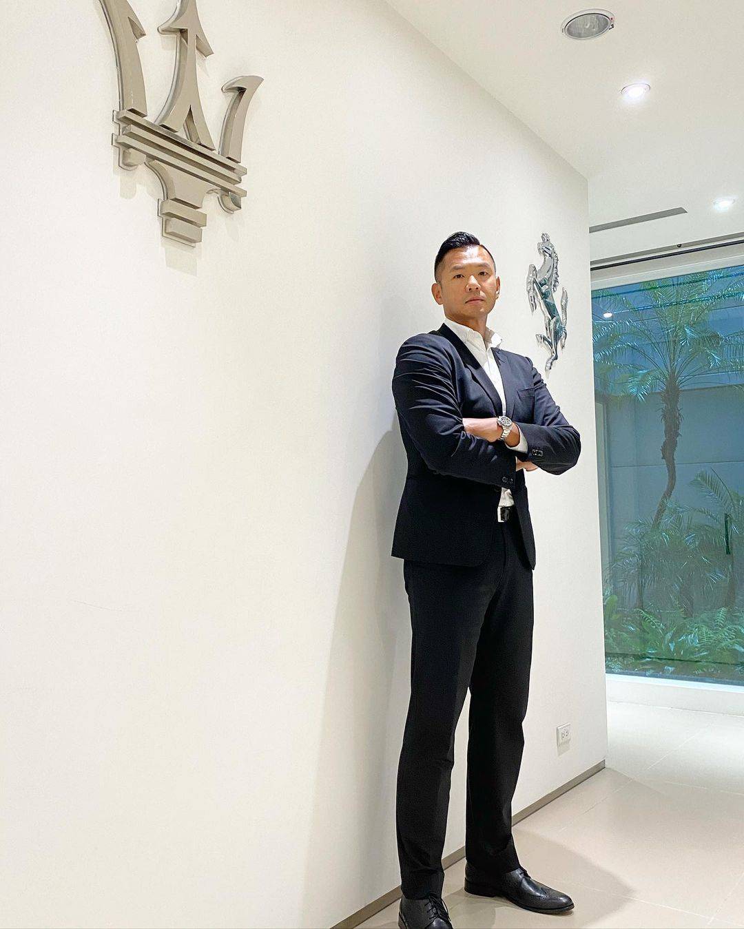 黑人陈建州超帅西装照图片精选_6